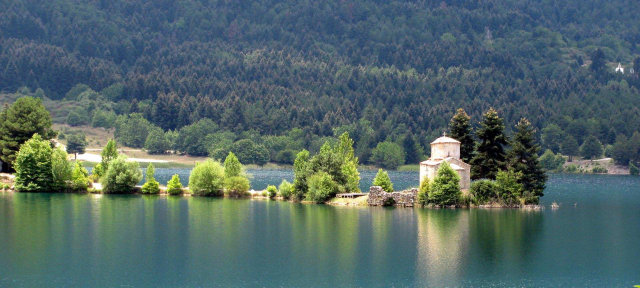 Il lago di Doxa: Un'oasi di pace tra i monti di Corinto — Lake Doxa