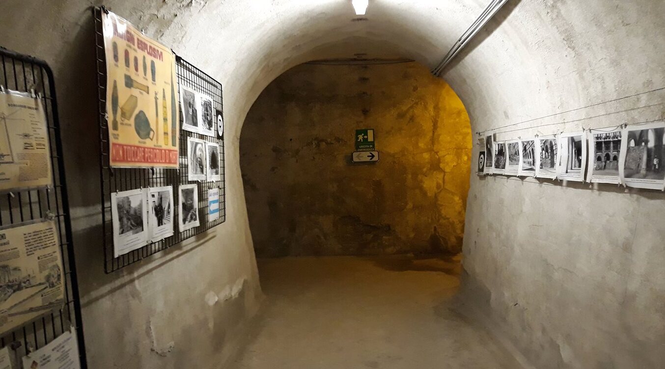Das Kleine Berlin ist ein Komplex von Flugabwehrtunneln, die in der zweiten Hälfte des 20. Jahrhunderts gebaut wurden. - Trieste | Secret World Trip Planner