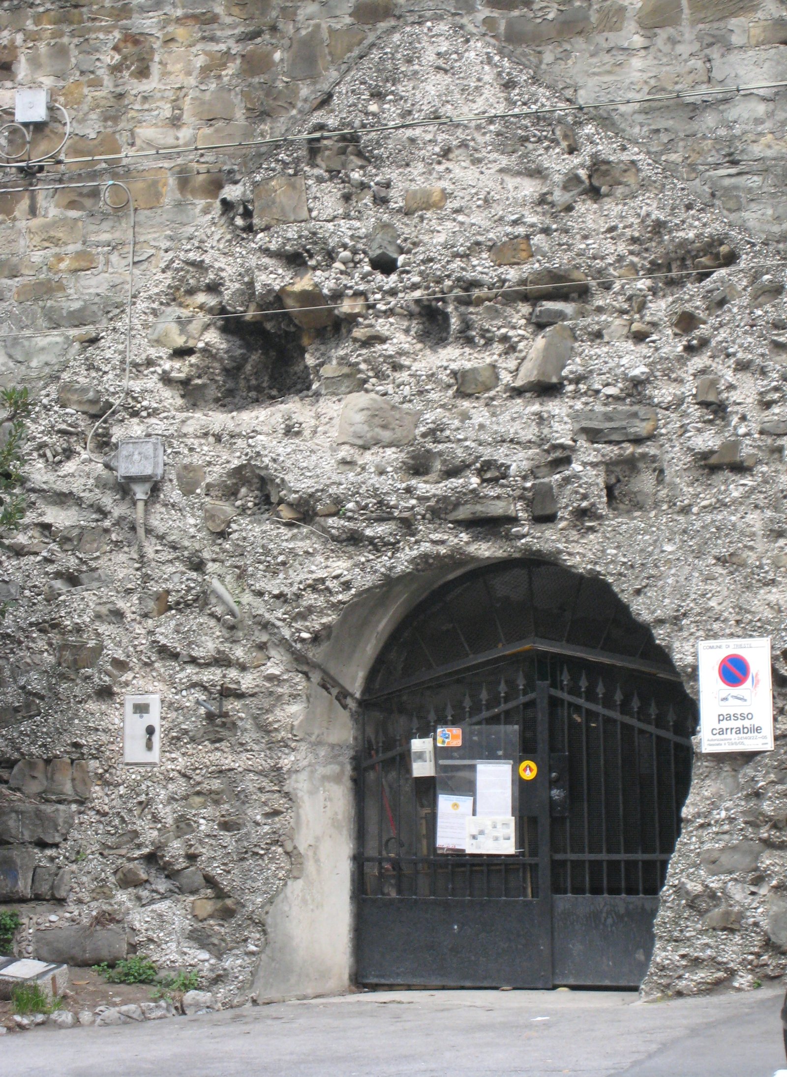 Das Kleine Berlin ist ein Komplex von Flugabwehrtunneln, die in der zweiten Hälfte des 20. Jahrhunderts gebaut wurden. - Trieste | Secret World Trip Planner
