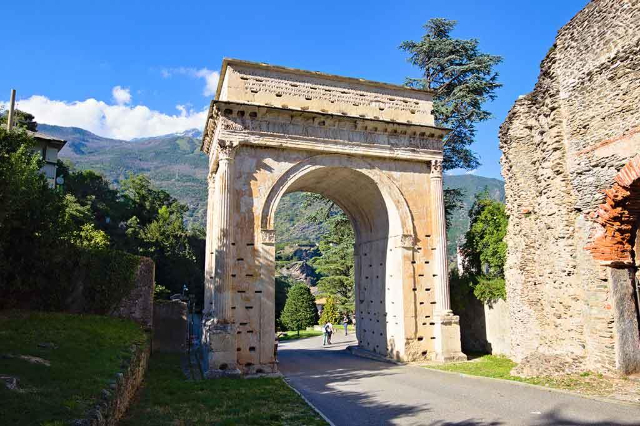 Arch of Augustus — Susa