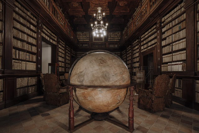Globus værelse - Fermo | Secret World Trip Planner