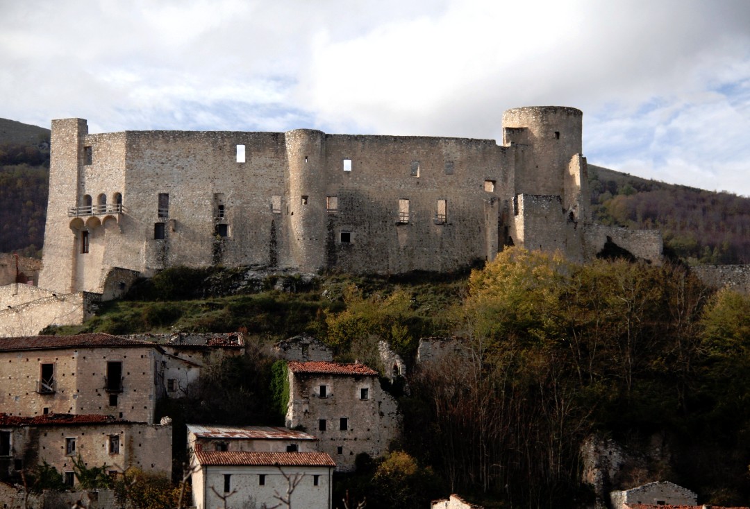 Brienza, pils un Leģenda par Bianca - Brienza | Secret World Trip Planner
