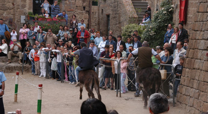 Tonna võistlus Civita Bagnoregio linnas - Civita | Secret World Trip Planner