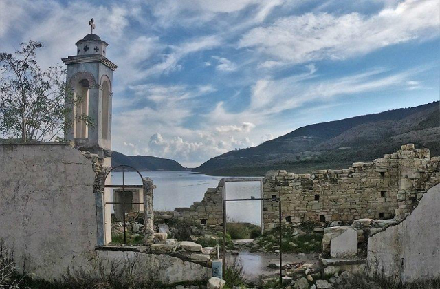 La sommersione stagionale della chiesa di San Nicola ad Alassa - Alassa | Secret World Trip Planner