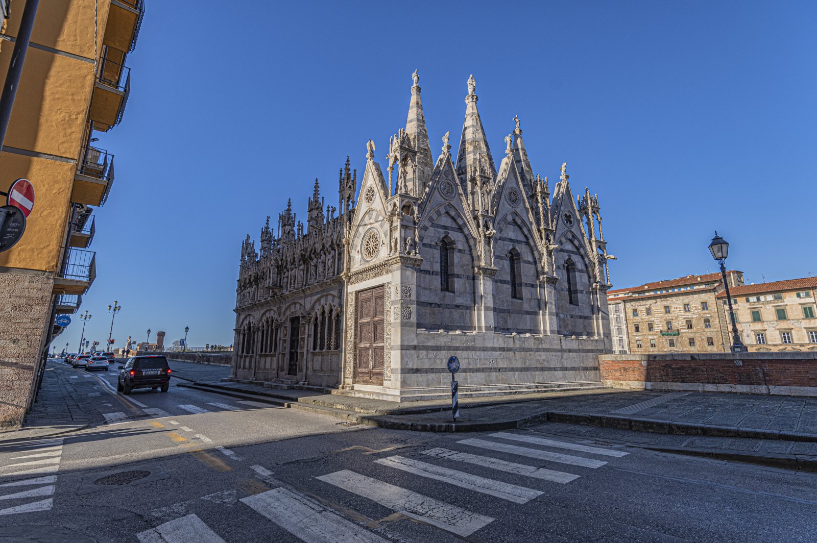 ポイントfで川を見下ろす、Lungarno Gambacortiの欄干に寄りかかって - Pisa | Secret World Trip Planner