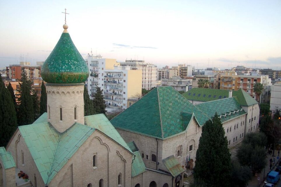 The Russian Church of Bari, with its typical green dome, stands out in the Ca — Bari