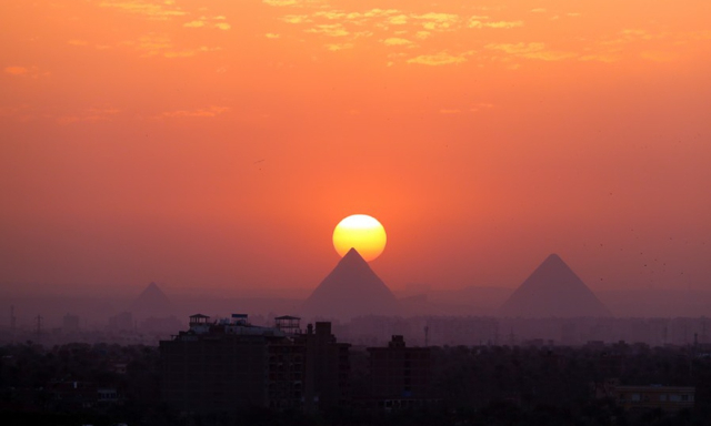 Sonnenuntergang bei den Pyramiden von Gizeh — Al Haram