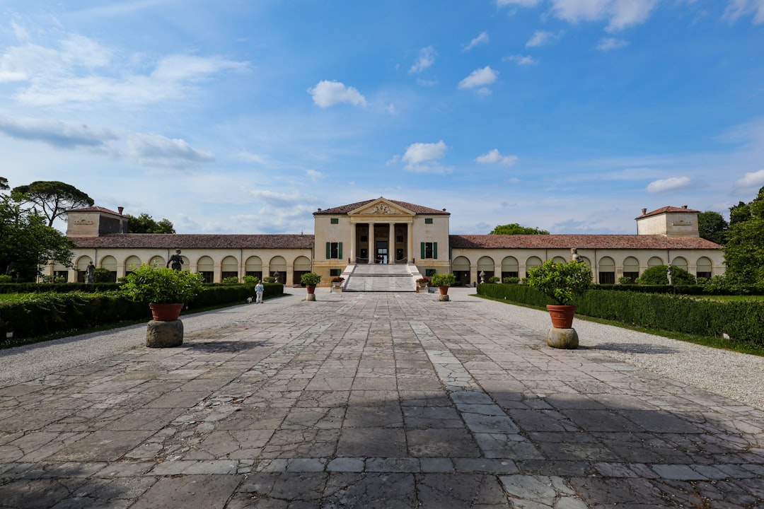 Die Villa Emo Capodilista zeichnet sich unter den venezianischen Villen durch ihre besondere Architektur aus. - Selvazzano Dentro | Secret World Trip Planner