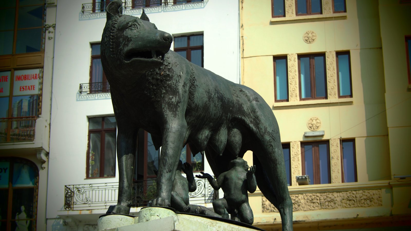 Bukarest | Die Statue der römischen Wölfin - București | Secret World Trip Planner