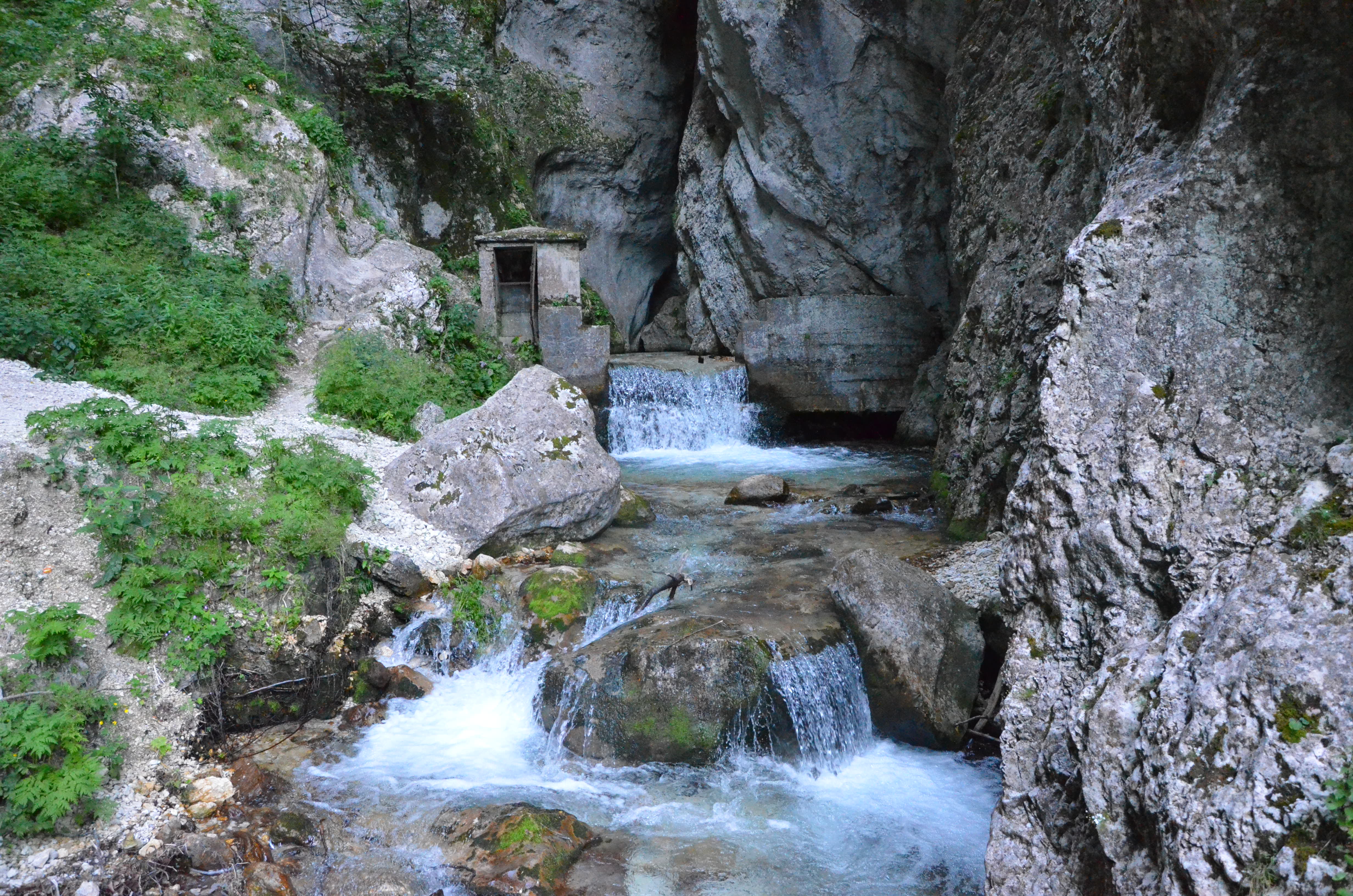 Gola dell'infernaccio na hermitage ya S Leonardo - Montefortino | Secret World Trip Planner