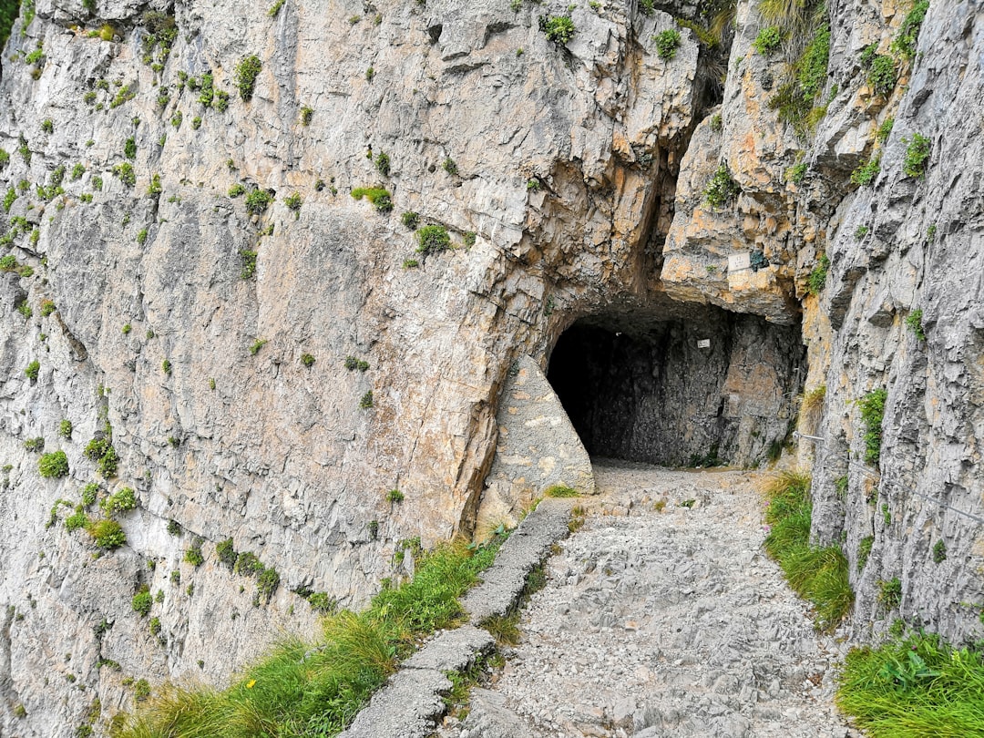 Helli eða Reyklaust Helli Selvascura - Bassiano | Secret World Trip Planner