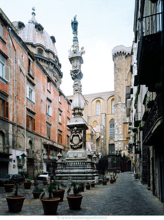 Obeliskoa edo San Gennaroko erpina - Napoli | Secret World Trip Planner