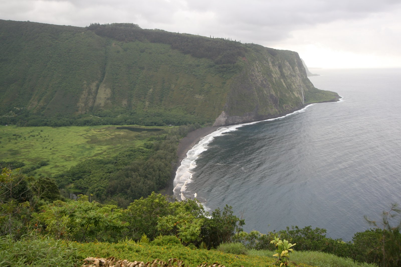 Waipi'o Valley und sein schwarzer Sandstrand - Waipio Valley | Secret World Trip Planner