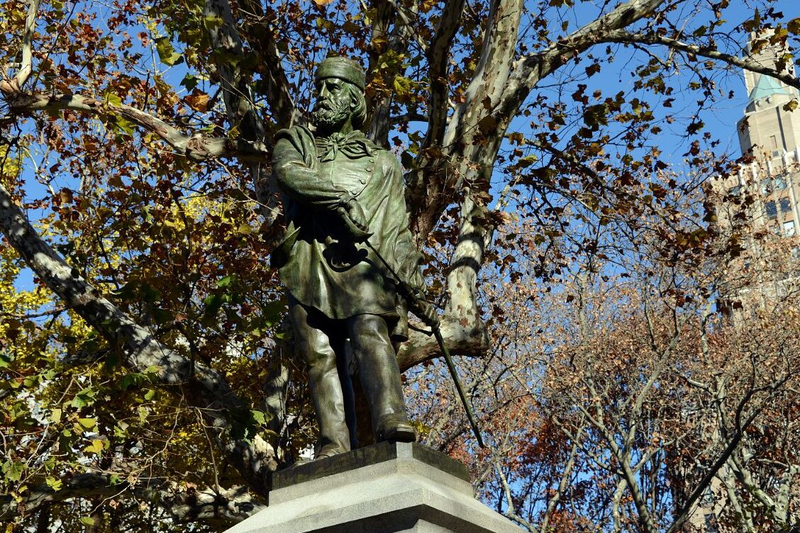 Die Garibaldi-Statue im Washington Square Park... - New York | Secret World Trip Planner