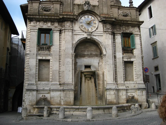 Font de la plaça del Mercat - Spoleto | Secret World Trip Planner
