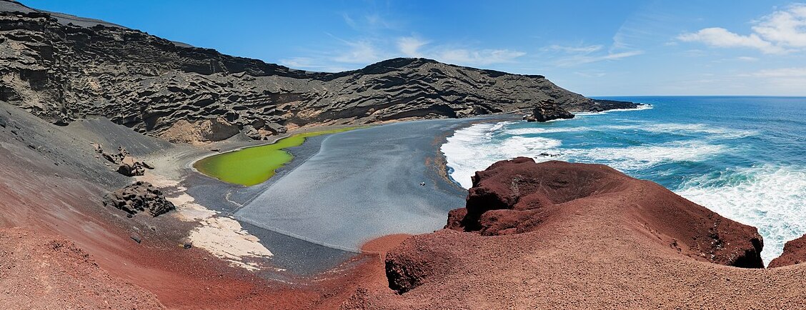 Pond of the Clicos: the green lake in the crater — 35570