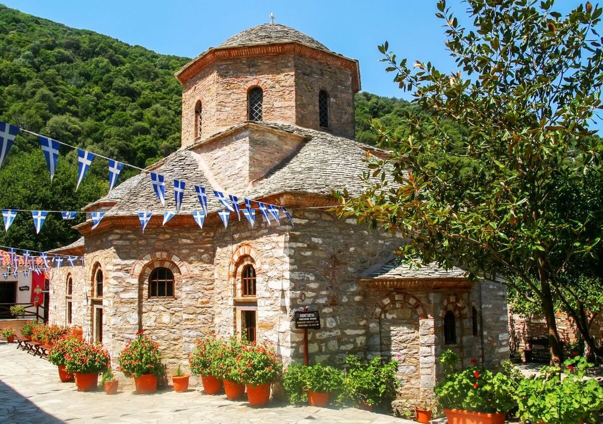 Das Kloster von Panagias Evangelistrias und die griechische Flagge — Moni Evaggelistrias