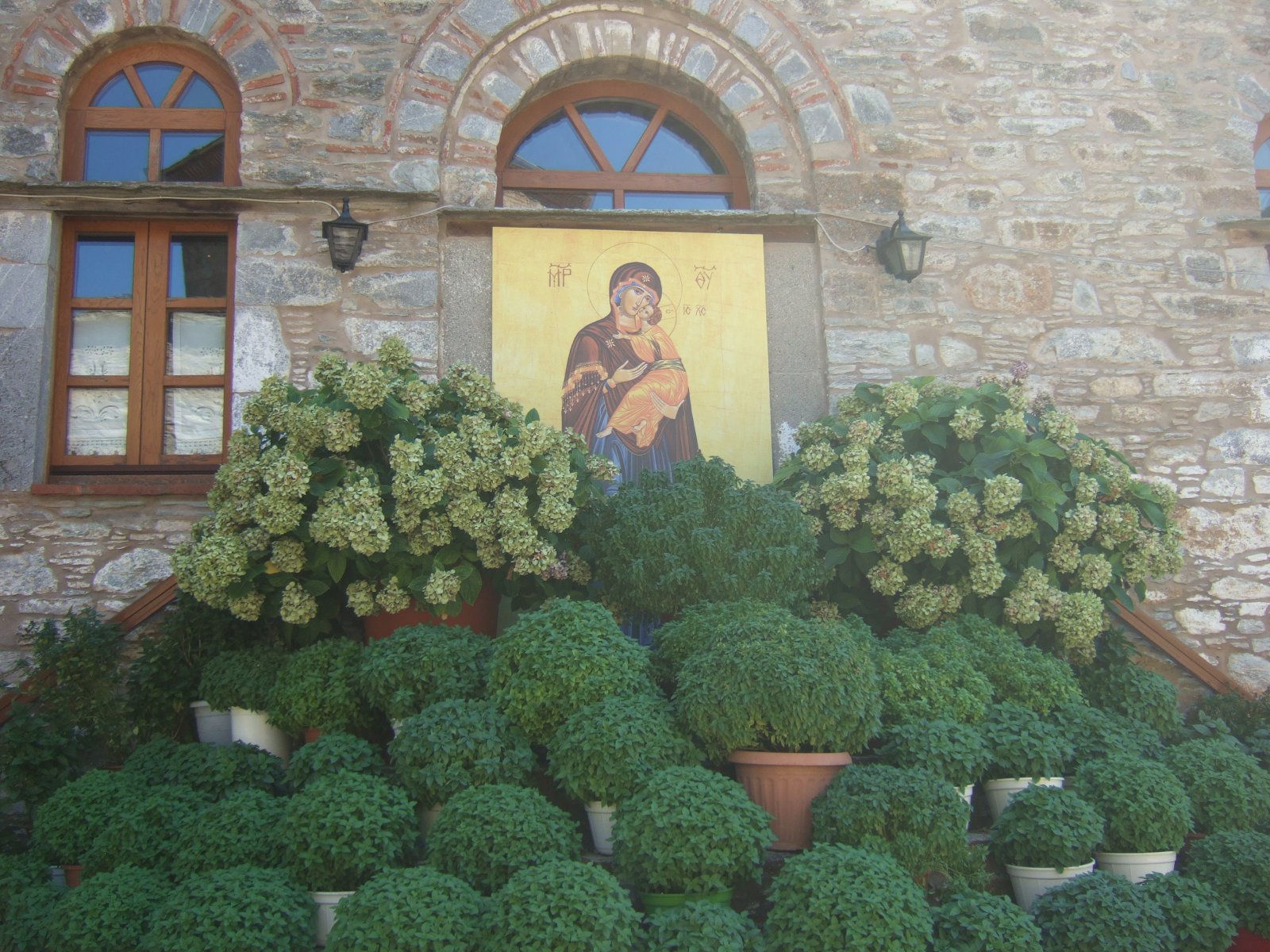 Das Kloster von Panagias Evangelistrias und die griechische Flagge - Moni Evaggelistrias | Secret World Trip Planner