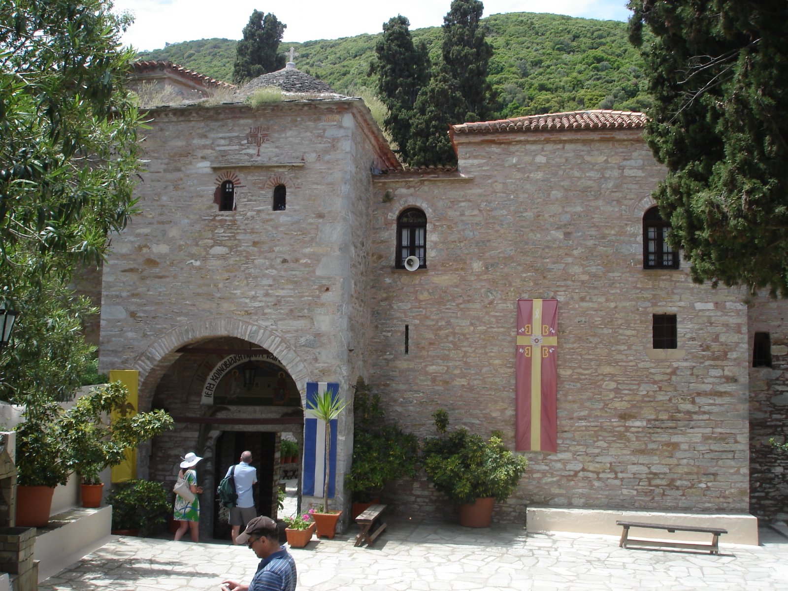 Das Kloster von Panagias Evangelistrias und die griechische Flagge - Moni Evaggelistrias | Secret World Trip Planner