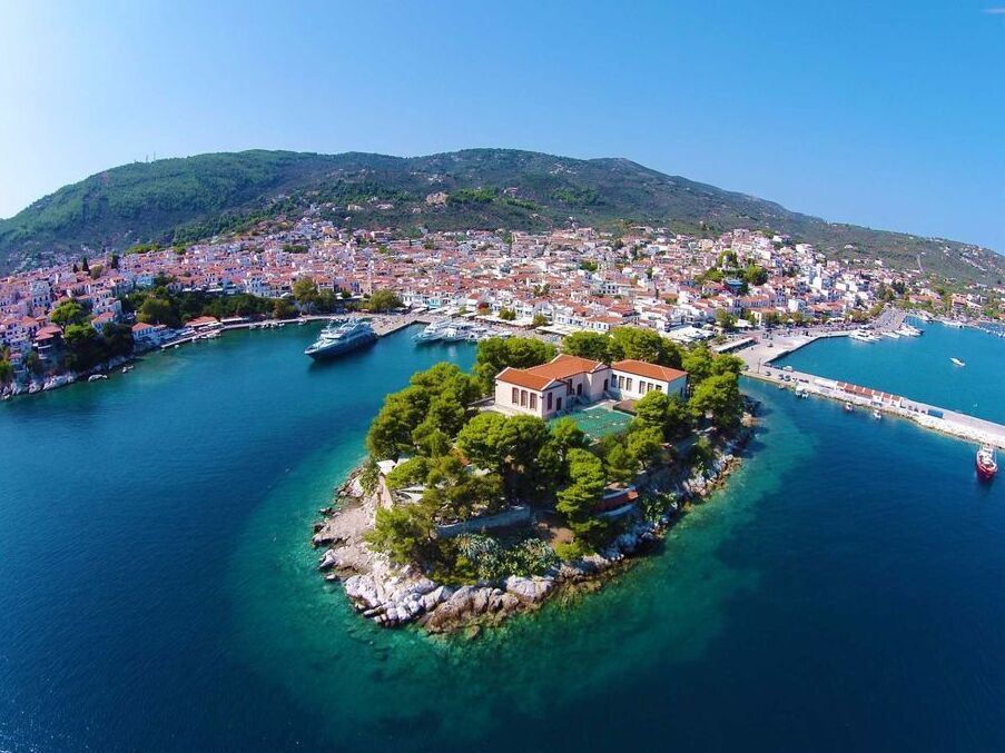 Bourtzi ist eine kleine Halbinsel, die den Hafen von Skiathos in zwei entfernte Teile teilt. — Sciato