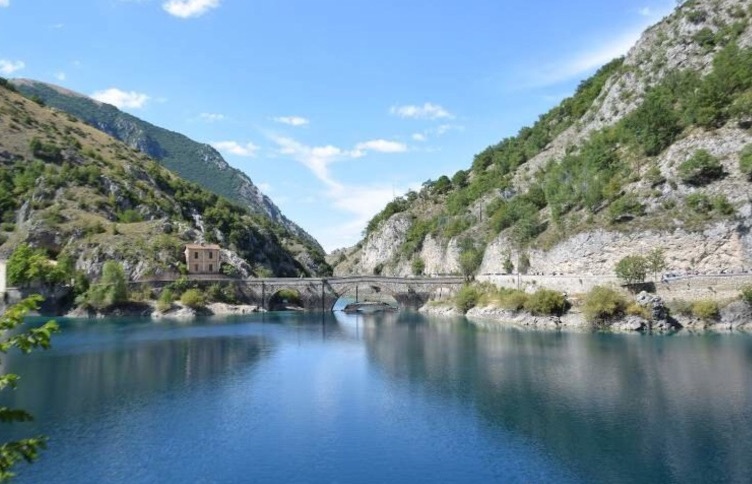 See San Domenico sein Wasser ist smaragdfarben - Abruzzo | Secret World Trip Planner